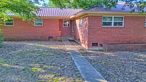 207 W Howell St, Saint Jo, TX 76265