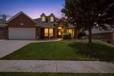 8 Tallwood Ln, Edgecliff Village, TX 76134
