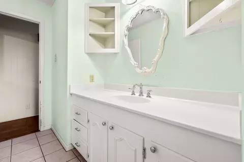 Bath - 1006 Spring St, Longview, TX 75604 photo 2 of 4