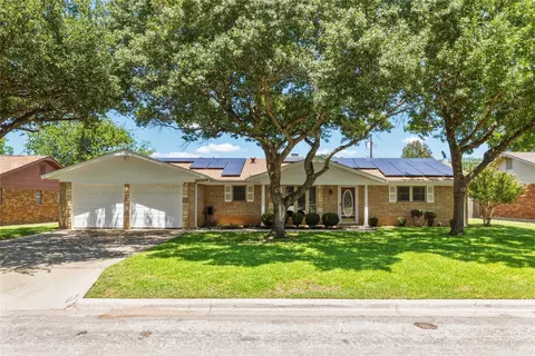 4304 9th St, Brownwood, TX 76801