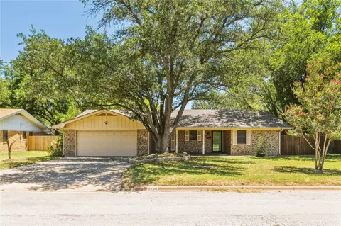 2204 10th St, Brownwood, TX 76801