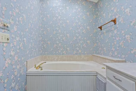 Bath - 108 Towne West Dr, Lorena, TX 76655 photo 2 of 5