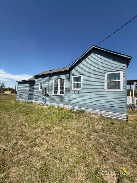 507 E Logan St, Calvert, TX 77837 photo 2
