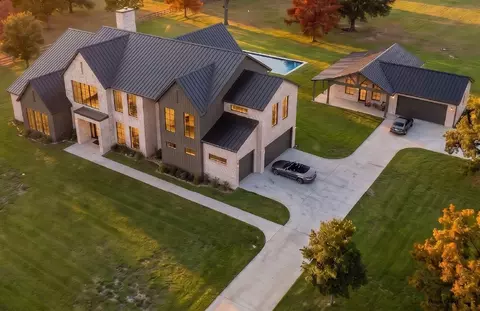 8459 Shady Grove Rd, North Richland Hills, TX 76182