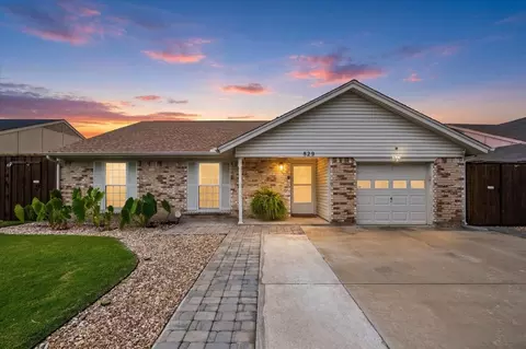 829 W Crossland Blvd, Grand Prairie, TX 75052