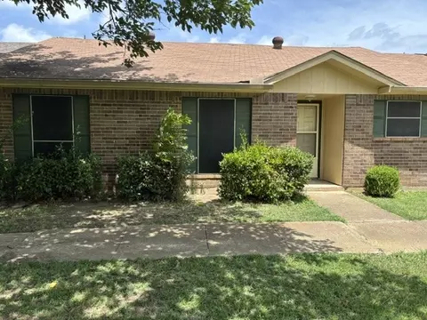 22 E Townhouse Ln #31, Grand Prairie, TX 75052