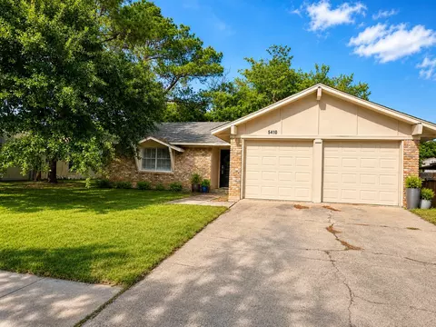 5410 Kings Manor Dr, Lake Dallas, TX 75065