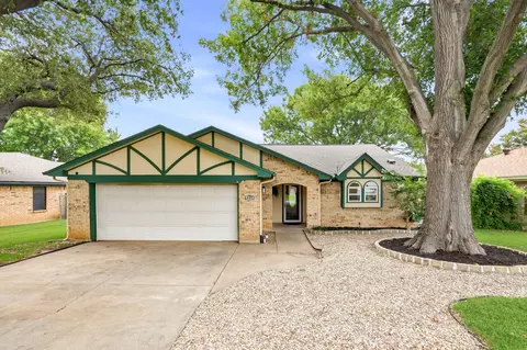 5524 Wood View St, North Richland Hills, TX 76180