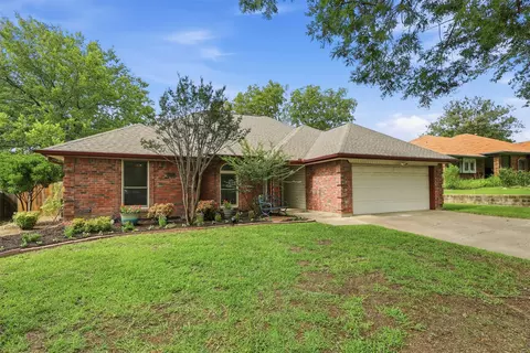 6713 N Park Dr, North Richland Hills, TX 76182