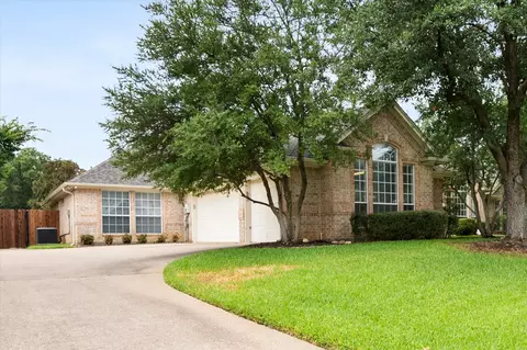 8904 Thornway Dr, North Richland Hills, TX 76182