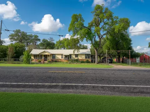 9014 5th St, Crawford, TX 76638