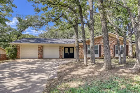 624 Hillview Dr, Hurst, TX 76054
