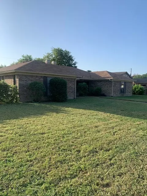 1001 Poplar St, Benbrook, TX 76126