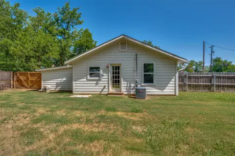Exterior - 117 E Division St, Pilot Point, TX 76258 photo 2 of 3