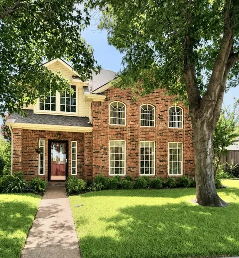 2740 Summertree Dr, Carrollton, TX 75006
