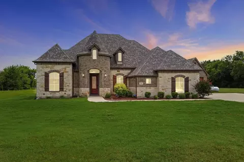 241 Rockett Ln, Pecan Hill, TX 75154