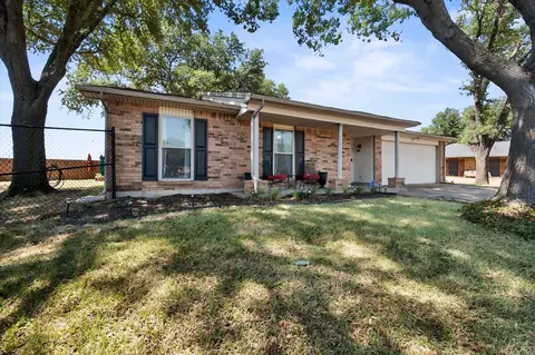 329 E Crossland Blvd, Grand Prairie, TX 75052
