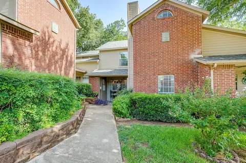 1430 Meadowood Village Dr, Fort Worth, TX 76120