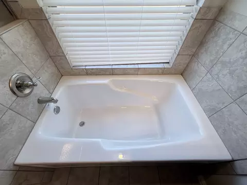 Bath - 618 E Walcott St, Pilot Point, TX 76258 photo 3 of 5