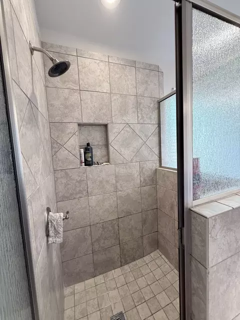 Bath - 618 E Walcott St, Pilot Point, TX 76258 photo 4 of 5