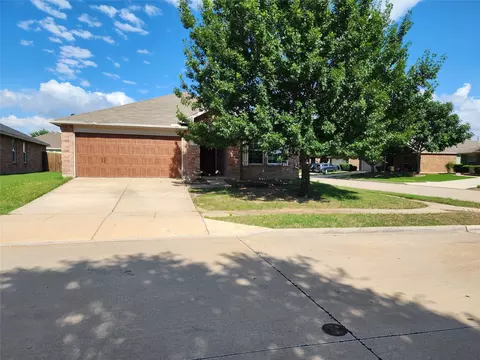 700 Swan Dr, Aubrey, TX 76227