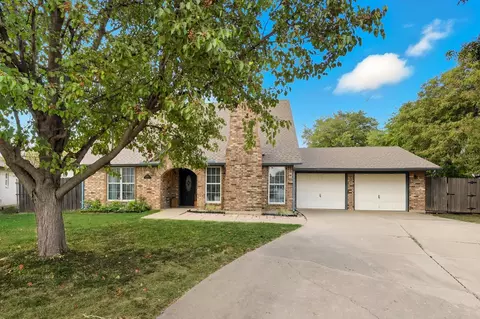 800 Colony Ct, Blue Mound, TX 76131