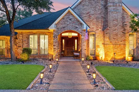 809 Shady Creek Dr, Kennedale, TX 76060