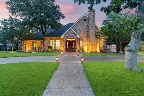 809 Shady Creek Dr, Kennedale, TX 76060