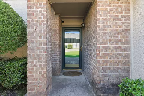 322 W Harwood Rd #B, Hurst, TX 76054