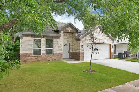Exterior - 407 E Willingham St, Cleburne, TX 76031 photo 4 of 9