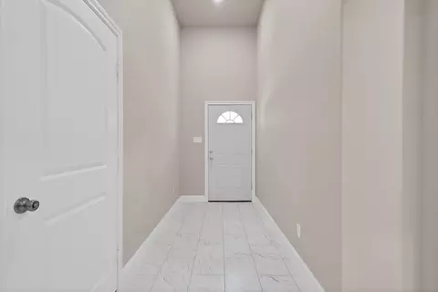 Entry Way - 407 E Willingham St, Cleburne, TX 76031 photo 2 of 5