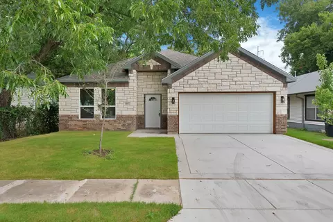 Exterior - 407 E Willingham St, Cleburne, TX 76031 photo 3 of 9
