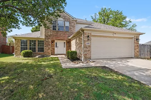 5400 Crater Lake Dr, Fort Worth, TX 76137