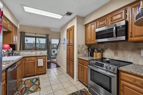 Kitchen - 521 Blanco Dr, Mesquite, TX 75150 photo 2 of 2