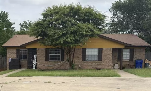 206 Pine Meadow Dr, Kennedale, TX 76060