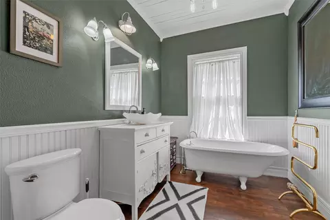 Bath - 2730 Live Oak Ave, Waco, TX 76708 photo 2 of 2
