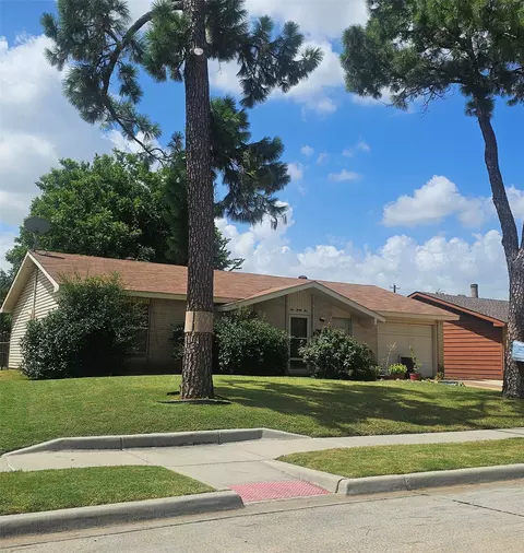 1032 Springwood Dr, Lewisville, TX 75067
