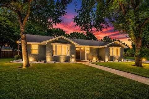 702 Austrian Rd, Grand Prairie, TX 75050
