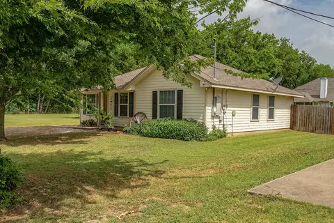 807 Lee St, Tioga, TX 76271