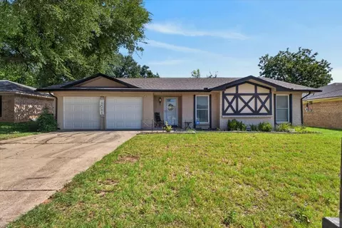 523 Lynnewood Ave, Burleson, TX 76028