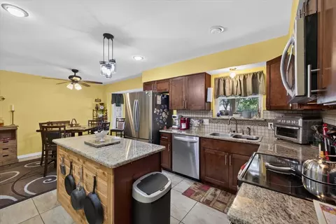 523 Lynnewood Ave, Burleson, TX 76028
