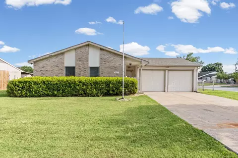 525 Alva Dr, Grand Prairie, TX 75052