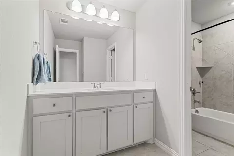 Bath - 832 Feather Edge Dr, Springtown, TX 76082 photo 4 of 5