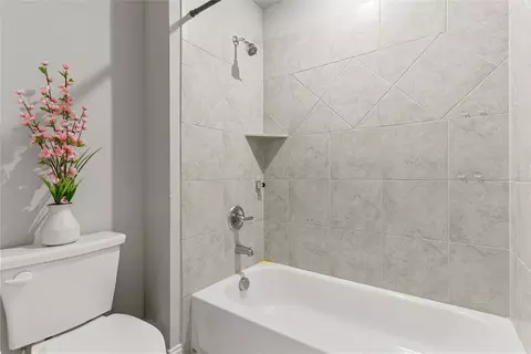 Bath - 832 Feather Edge Dr, Springtown, TX 76082 photo 5 of 5