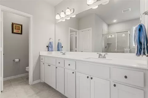 Bath - 832 Feather Edge Dr, Springtown, TX 76082 photo 3 of 5