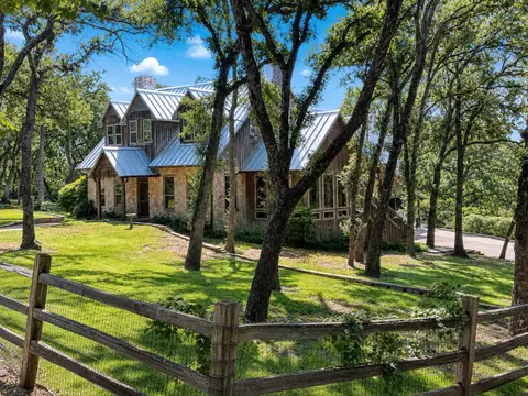 1100 Crazy Horse Trl, Burleson, TX 76028