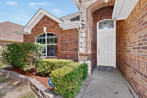 1320 Clearwater Dr, Grand Prairie, TX 75052
