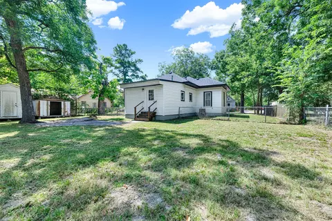 Exterior - 909 E High St, Terrell, TX 75160 photo 5 of 9