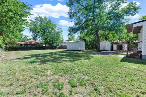 Exterior - 909 E High St, Terrell, TX 75160 photo 4 of 9