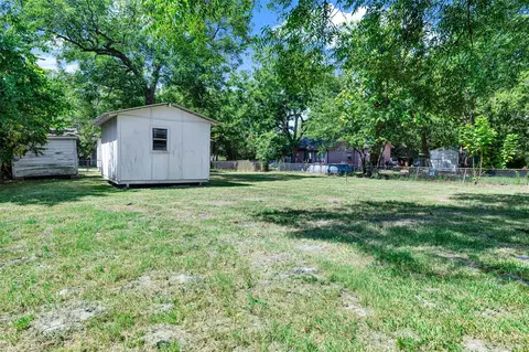 Exterior - 909 E High St, Terrell, TX 75160 photo 8 of 9